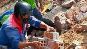 Tường resort ở Mũi Né bất ngờ sập khi công nhân thi công, khiến một người tử vong và một người bị thương.