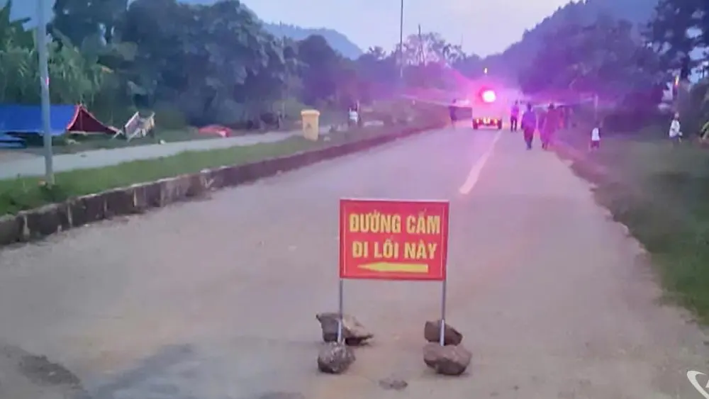 : Hố sụt sâu hơn 5m xuất hiện trên Quốc lộ 3B qua xã Na Rì, lực lượng chức năng nhanh chóng khoanh vùng, cảnh báo nguy hiểm.