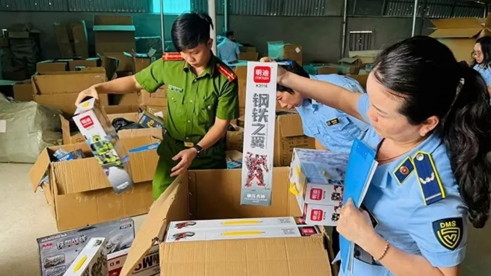 Thanh Hóa xác minh nguồn gốc lô đồ chơi nước ngoài, trong đó có nhiều sản phẩm mang tính bạo lực được phát hiện tại xã Quảng Yên.