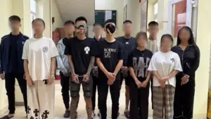 Khởi tố vụ án hai nhóm đối tượng đuổi chém nhau ở Hà Nội, công an làm rõ 14 người liên quan và thu giữ nhiều tang vật.
