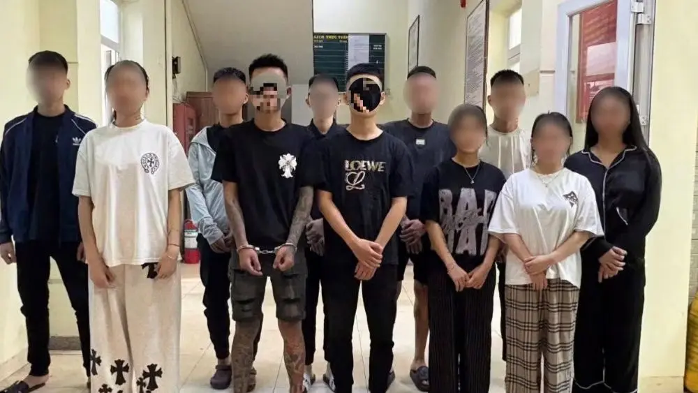 Khởi tố vụ án hai nhóm đối tượng đuổi chém nhau ở Hà Nội, công an làm rõ 14 người liên quan và thu giữ nhiều tang vật.
