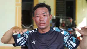 Người đàn ông cào nghêu bị sóng cuốn xa bờ, phải lênh đênh và bơi suốt 10 tiếng trước khi trở về đất liền an toàn.