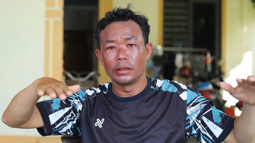 Người đàn ông cào nghêu bị sóng cuốn xa bờ, phải lênh đênh và bơi suốt 10 tiếng trước khi trở về đất liền an toàn.