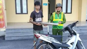 Công an xã Hậu Lộc tuyên truyền, vận động thanh thiếu niên không độ, chế xe máy trái quy định, góp phần bảo đảm an toàn giao thông.