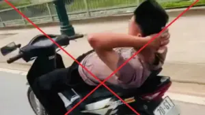 Công an Thái Nguyên xác minh, xử lý nam thanh niên có hành vi buông hai tay khi điều khiển xe máy, vi phạm nhiều quy định giao thông.