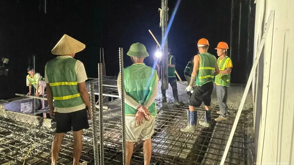 Công trường Trường Nội trú liên cấp Tam Lư tăng tốc thi công ngày đêm, quyết tâm hoàn thành trước thời hạn để kịp năm học mới.