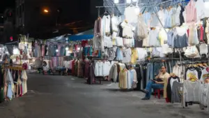 Chợ đêm Bắc Ninh vắng khách, trong khi ông Trần Quang Sĩ chuyển sang livestream bán đầm và chốt hàng trăm đơn mỗi đêm.