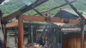 Nhà sàn bốc cháy khiến một người bị thương khi tham gia dập lửa. Cơ quan chức năng đang điều tra nguyên nhân vụ hỏa hoạn.