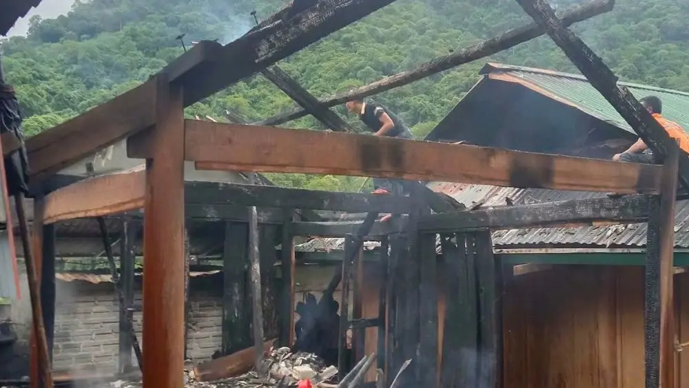 Nhà sàn bốc cháy khiến một người bị thương khi tham gia dập lửa. Cơ quan chức năng đang điều tra nguyên nhân vụ hỏa hoạn.