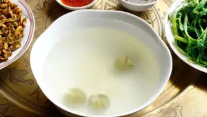 Uống nước luộc rau đúng cách giúp bổ sung vitamin, khoáng chất và điện giải, đồng thời hạn chế rủi ro từ rau không an toàn.