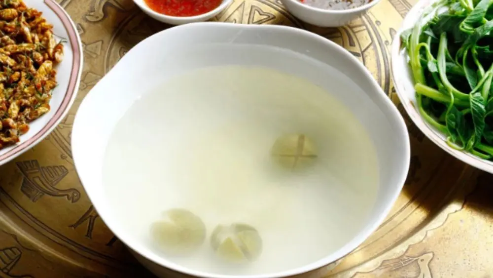 Uống nước luộc rau đúng cách giúp bổ sung vitamin, khoáng chất và điện giải, đồng thời hạn chế rủi ro từ rau không an toàn.