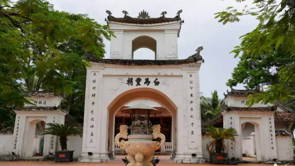 Đền Bạch Mã được xem là ngôi đền linh thiêng bậc nhất xứ Nghệ, lưu giữ hơn 100 đạo sắc phong quý. Khám phá giá trị lịch sử đặc biệt.