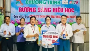 Tiến sĩ Võ Văn Sơn bền bỉ kết nối nguồn lực, mang hàng nghìn suất học bổng đến sinh viên nghèo và lan tỏa lòng nhân ái.