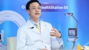 Mổ cột sống cổ có thật sự đáng sợ? Chuyên gia giải đáp những hiểu lầm phổ biến và các tiến bộ giúp tăng độ an toàn khi phẫu thuật.