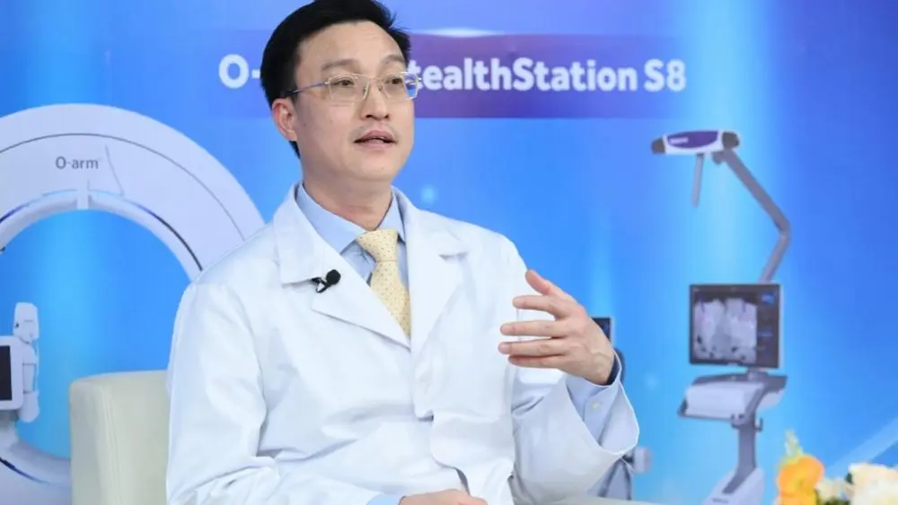 Mổ cột sống cổ có thật sự đáng sợ? Chuyên gia giải đáp những hiểu lầm phổ biến và các tiến bộ giúp tăng độ an toàn khi phẫu thuật.