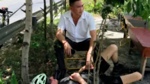 Du khách Hà Lan gặp sự cố sức khỏe trên đèo Hải Vân và được người dân hỗ trợ kịp thời. Câu chuyện đẹp giữa hành trình du lịch.