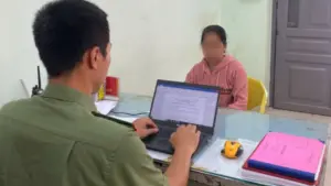 Bảo mẫu bị điều tra sau vụ bé 2 tuổi bị bạo hành tại trường mầm non ở TPHCM. Lời khai của bảo mẫu hé lộ diễn biến vụ việc.