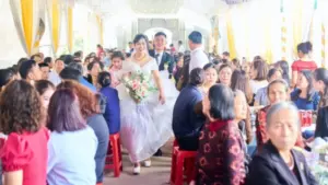 Đám cưới ở Hà Tĩnh không cần gửi thiệp, chỉ nhờ trưởng thôn phát loa nhưng bà con vẫn đến đông đủ, tạo nên nét đẹp tình làng nghĩa xóm.