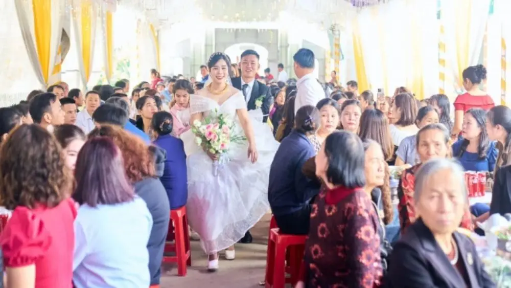 Đám cưới ở Hà Tĩnh không cần gửi thiệp, chỉ nhờ trưởng thôn phát loa nhưng bà con vẫn đến đông đủ, tạo nên nét đẹp tình làng nghĩa xóm.