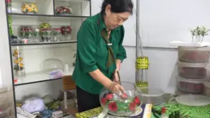 Khởi nghiệp tuổi 50, bà Lê Thị Việt phát triển nghề ướp hoa, xây dựng thương hiệu hoa tươi bất tử với doanh thu hơn 1 tỷ đồng mỗi năm.