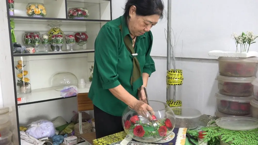 Khởi nghiệp tuổi 50, bà Lê Thị Việt phát triển nghề ướp hoa, xây dựng thương hiệu hoa tươi bất tử với doanh thu hơn 1 tỷ đồng mỗi năm.