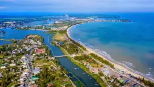 Bãi biển Mỹ Khê dài khoảng 7km ở Quảng Ngãi được Lonely Planet vinh danh trong top 10 bãi biển đẹp nhất Việt Nam.