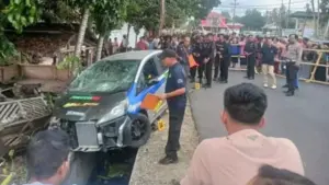 Xe đua mất lái lao vào đám đông khán giả tại Indonesia khiến 8 người thiệt mạng, nhiều người bị thương. Xem thông tin vụ tai nạn.