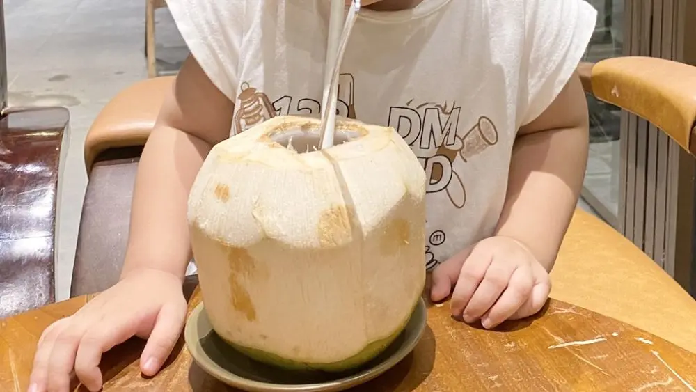Nước dừa cung cấp nước và chất điện giải, nhưng người bệnh thận cần lưu ý lượng kali khi sử dụng thường xuyên.