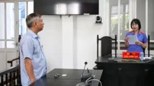 Nguyễn Ngọc Ngân bị phạt 6 tháng tù vì hành hung tài xế taxi ở Hà Nội sau mâu thuẫn giao thông. Tại tòa, bị cáo bày tỏ hối hận.