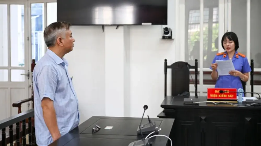 Nguyễn Ngọc Ngân bị phạt 6 tháng tù vì hành hung tài xế taxi ở Hà Nội sau mâu thuẫn giao thông. Tại tòa, bị cáo bày tỏ hối hận.