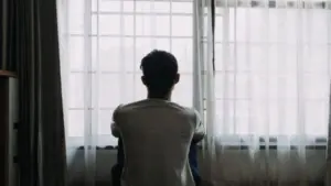 Anh Quân, 40 tuổi, đối mặt cảm giác bị tách khỏi gia đình khi áp lực công việc và vai trò trong nhà cùng gia tăng.