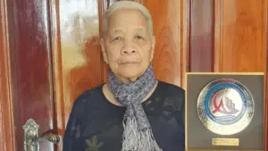 Bà Nguyễn Thị Thu Thủy, U90, kiếm tiền bằng những việc làm ý nghĩa để gây quỹ từ thiện. Câu chuyện đặc biệt phía sau.