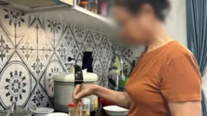 Bà Mai, 70 tuổi, vẫn làm giúp việc tại Hà Nội để có thu nhập, tích lũy tiền và chủ động lo cho tuổi già.