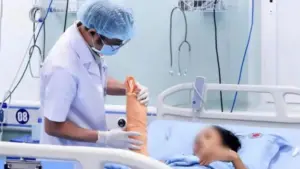 Cứu cẳng tay gần đứt lìa cho người phụ nữ sau tai nạn máy dập ngói. Các bác sĩ nối mạch máu, bảo tồn chi và theo dõi phục hồi.
