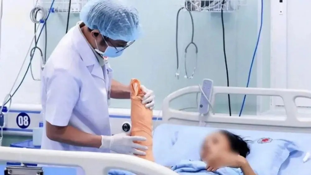 Cứu cẳng tay gần đứt lìa cho người phụ nữ sau tai nạn máy dập ngói. Các bác sĩ nối mạch máu, bảo tồn chi và theo dõi phục hồi.