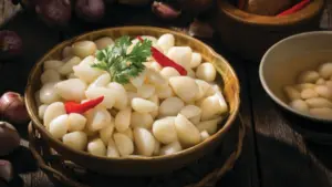Tỏi đứng thứ 7 trong danh sách 20 thực phẩm tốt nhất thế giới, chứa nhiều hợp chất có lợi cho sức khỏe và được nhắc đến với tiềm năng phòng ung thư.