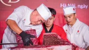 Khám phá cá ngừ vây xanh Nhật Bản và màn xẻ cá bằng dao Maguro Hocho của các đầu bếp Việt trong sự kiện ẩm thực.