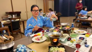 Khách Việt trải nghiệm mâm cơm kaiseki hơn 15 món ở Nhật, thưởng thức bò Wagyu thái mỏng cùng nhiều đặc sản theo mùa.