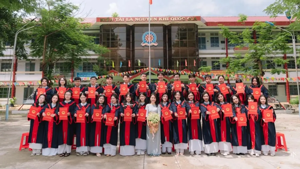 Lớp 12A1 chuyên Anh có 32/32 học sinh đậu đại học, trong đó một học sinh giành học bổng toàn phần tại Đại học Quốc lập Thanh Hoa.