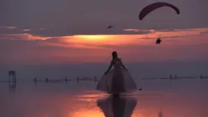 Biển vô cực Hưng Yên hút hàng nghìn du khách từ sáng sớm để ngắm bình minh, chụp ảnh và trải nghiệm bãi triều độc đáo.