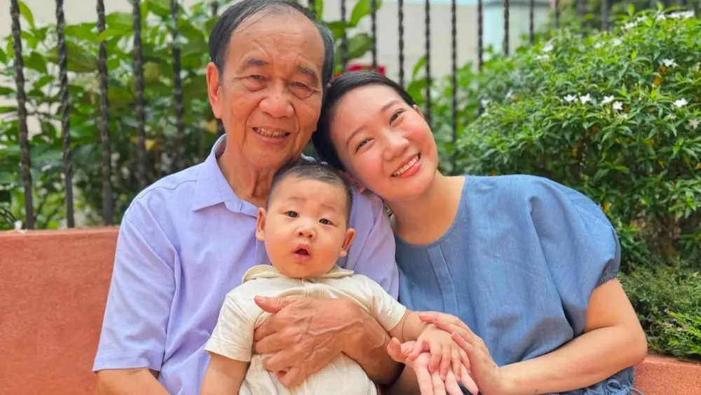 Bố 72 tuổi vượt 300km ra Hà Nội ở nhà thông gia, tận tình chăm cháu ngoại để đỡ đần con gái.