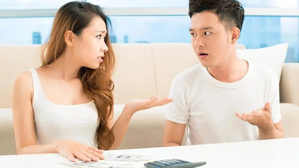 Mâu thuẫn về tiền bạc khiến người vợ tổn thương khi chồng thường nhắc lại vàng cưới và các khoản đã đưa, trước khi hai người thay đổi cách quản lý tài chính.