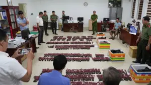 Gần 9.300 kíp nổ điện được thu giữ trong đường dây vận chuyển trái phép từ Lào vào Việt Nam bằng xe khách.