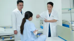 Gãy xương do tai nạn, bé gái hồi phục tích cực sau phẫu thuật và đã có thể vận động tay chỉ sau 3 ngày.