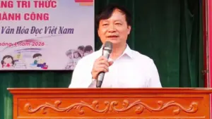 Thầy Nguyễn Hữu Danh xin trở lại bục giảng sau gần 20 năm làm quản lý, nhằm tạo cơ hội cho cán bộ trẻ và tiếp tục bồi dưỡng học sinh.