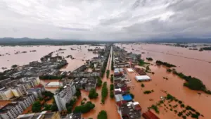 Bão Narra gây mưa lớn, khiến nhiều đô thị ở Quảng Tây, Trung Quốc ngập nghiêm trọng, hàng chục nghìn người phải sơ tán.