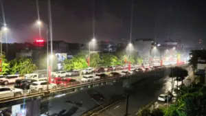 Nước sông Cầu ở Thái Nguyên dâng cao, người dân đưa ô tô lên cầu Bến Tượng tránh lũ, khiến giao thông ùn tắc kéo dài.