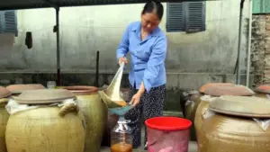 Tương nếp Úc Kỳ giữ nghề truyền thống trăm năm với quy trình làm công phu, nay trở thành đặc sản Thái Nguyên được nhiều nơi biết đến.