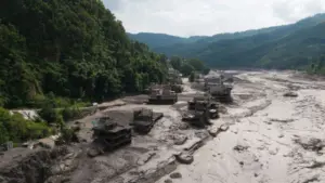 Các chuyên gia đưa ra nhiều giả thuyết về nguyên nhân lũ quét ở Nepal, khiến ít nhất 160 người thiệt mạng và hàng trăm người mất tích.