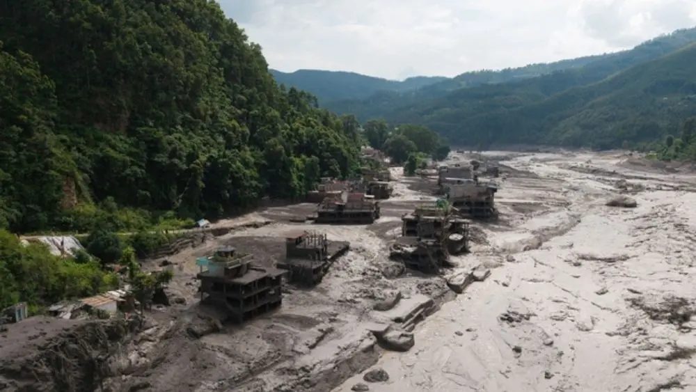 Các chuyên gia đưa ra nhiều giả thuyết về nguyên nhân lũ quét ở Nepal, khiến ít nhất 160 người thiệt mạng và hàng trăm người mất tích.